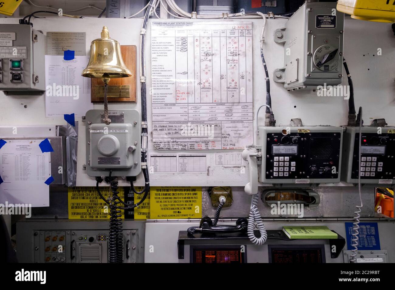 Ein Nahaufnahme, Detail der Engineering-Anlage Status-Chart auf der Brücke der USS Navy Donald Cook. Bei einem offiziellen Schiffsbesuch in Klaipėda, Litauen. Stockfoto