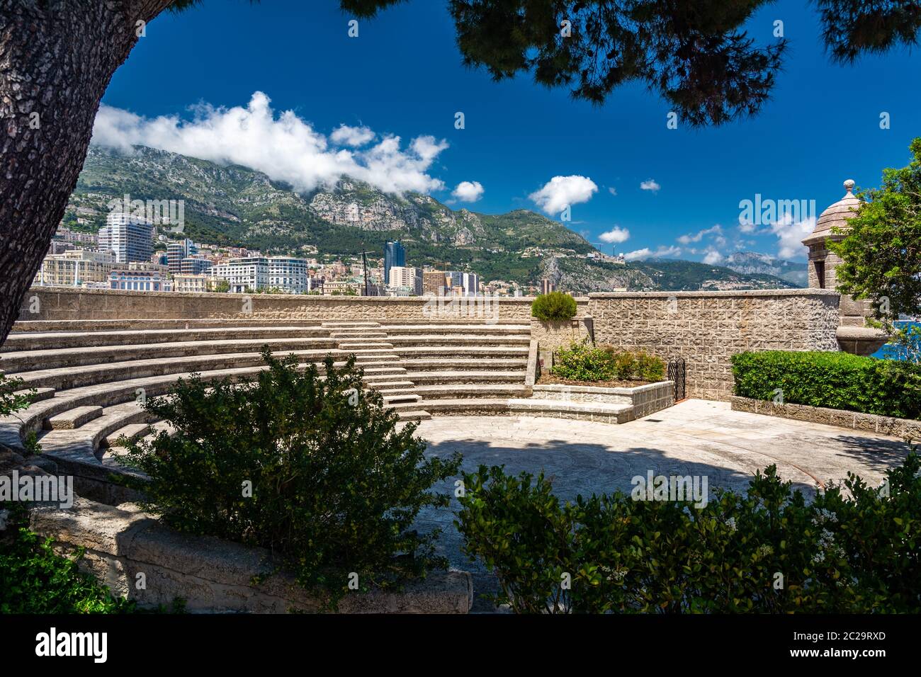 Mittelalterliches Amphitheater in Monaco, in der Nähe des Meeres und des Yachthafens. Stockfoto