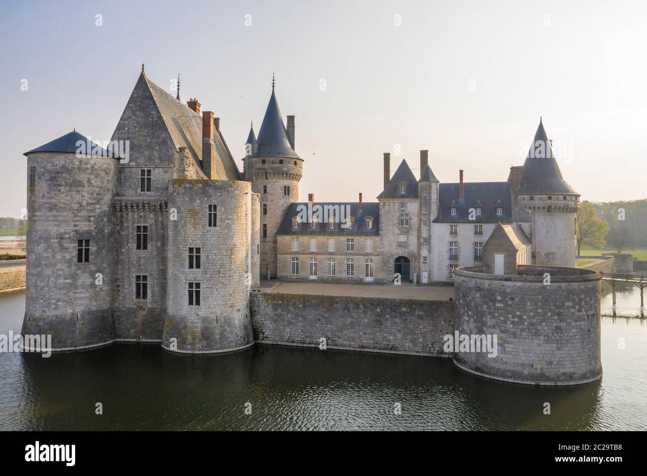 Frankreich, Loiret, Loire-Tal UNESCO-Weltkulturerbe, Sully sur Loire, Chateau de Sully sur Loire, 14.-18. Jahrhundert (Luftaufnahme) // Franc Stockfoto