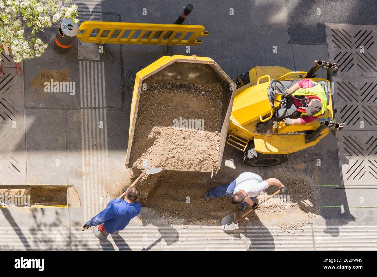 Baustelle an einer Straße im Sommer. Luftaufnahme. Urban engineering und Gebäude Stadt Strukturen Konzept. Stockfoto