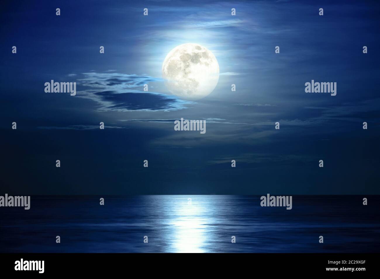 Super Vollmond und Wolken im blauen Himmel über dem Ozean Horizont um Mitternacht, moonlight die Wasseroberfläche und Wave widerspiegeln, schöne Natur landscap Stockfoto