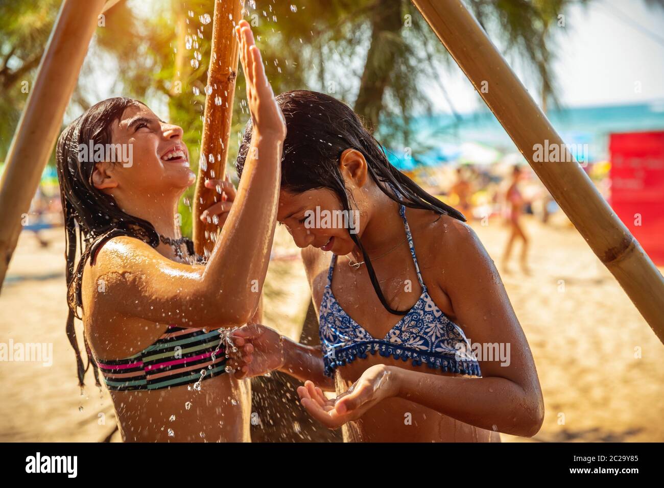 Kinderkinder Kleine Madchen Die Spass Haben Im Wasser Spielend Stockfotos Und Bilder Kaufen Alamy