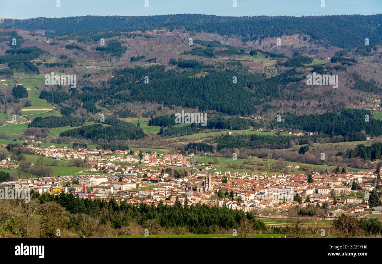 Luftaufnahme der Stadt Ambert, Regional Naturpark von Livradois Forez . Puy de Dome. Auvergne. Frankreich Stockfoto