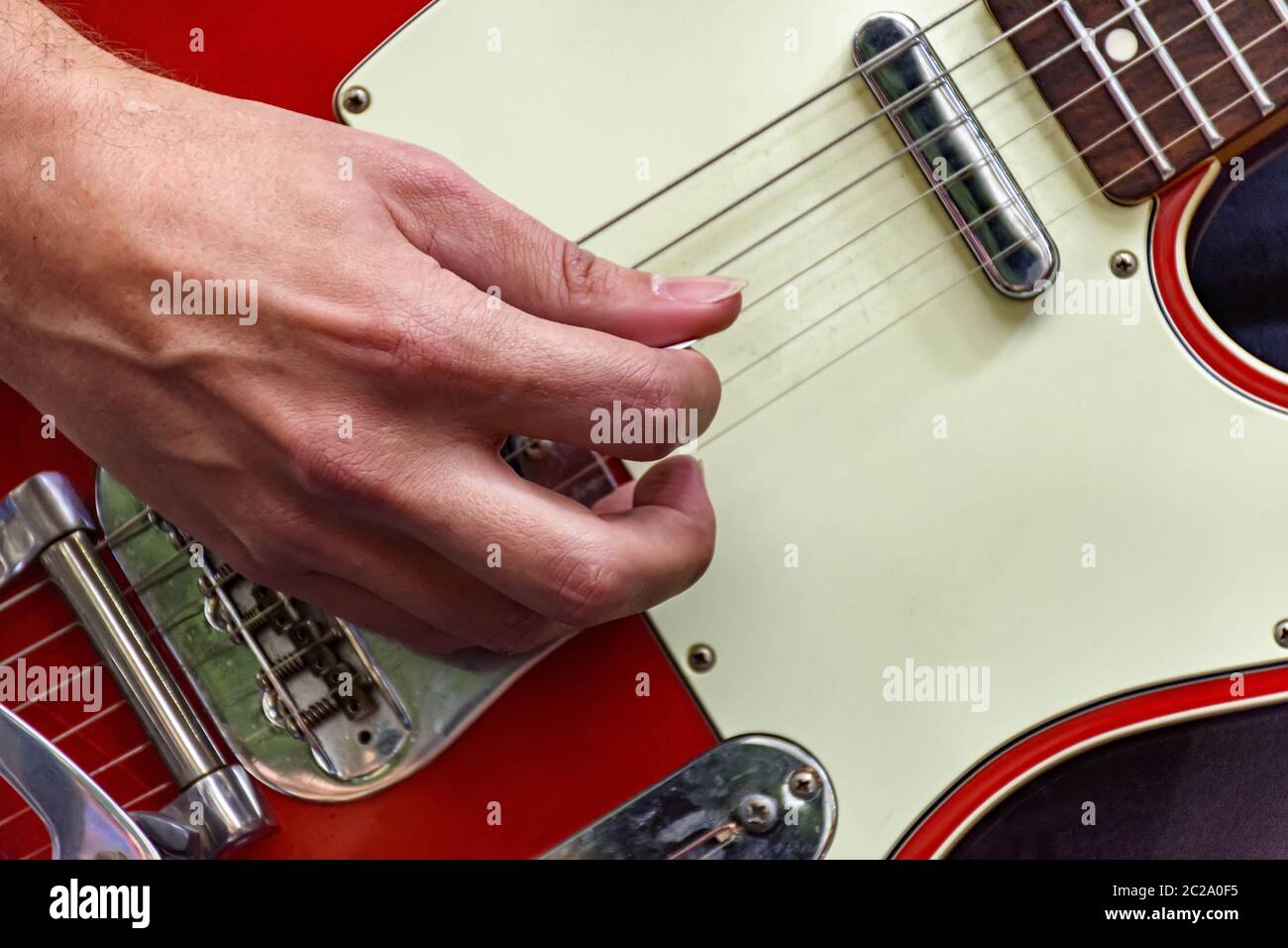 Hand und Finger spielen elektrische Gitarre Stockfoto