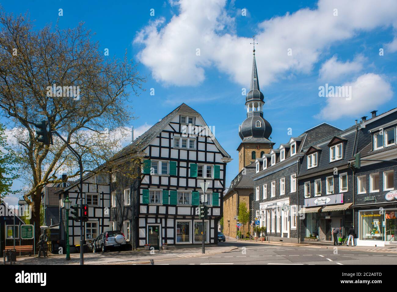 Deutschland, Nordrhein-Westfalen, Wuppertal-Cronenberg, Cronenberg Mitte mit dem Haus 'Krings-Eck', einem der ältesten noch erhaltenden Häuser aus dem Stockfoto