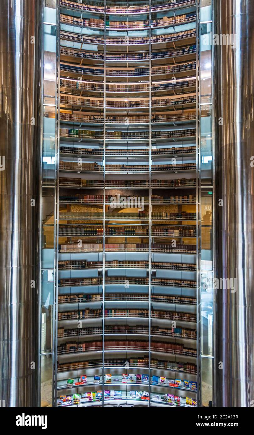 Jakarta, Indonesien - 19. Februar 2019: Das Innere der Nationalbibliothek der Republik Indonesien, mit vielen Büchern. Stockfoto