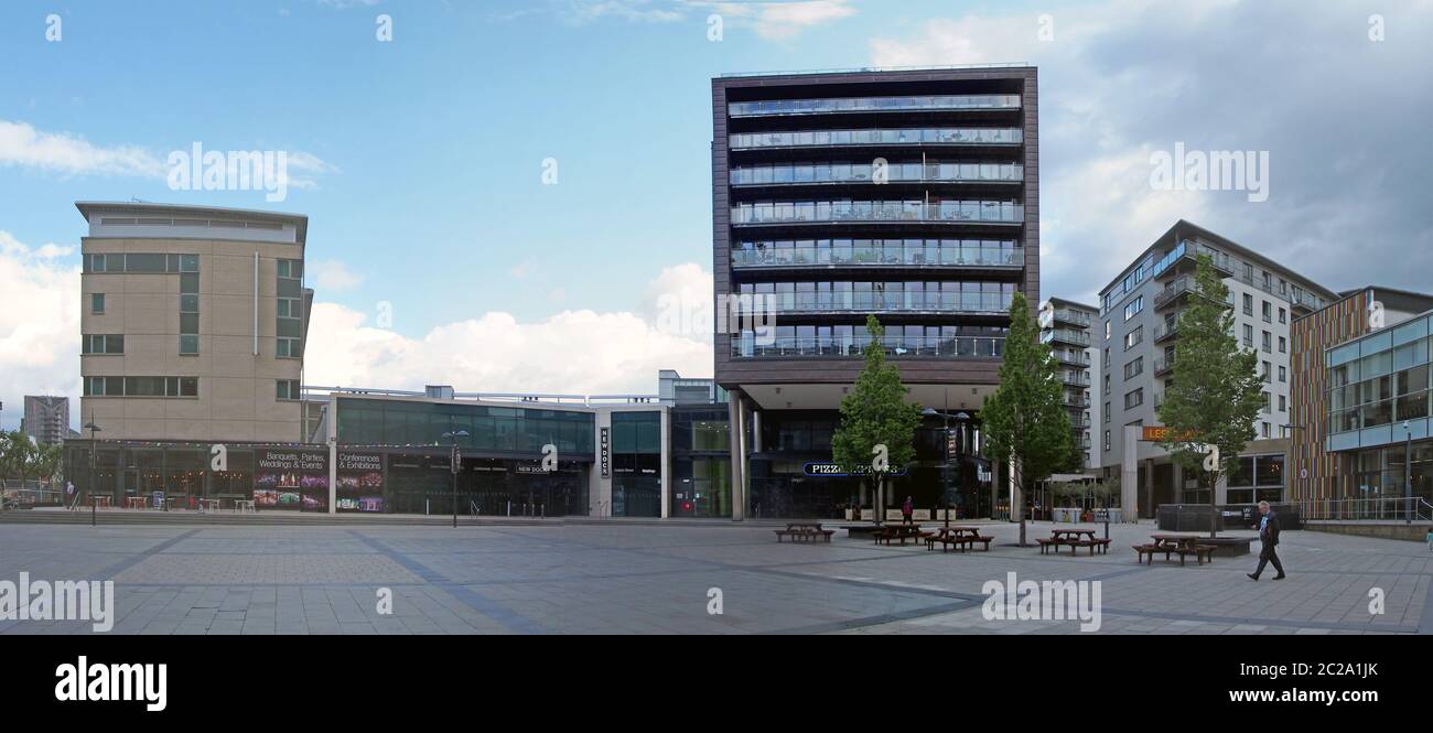 Bars Restaurants und moderne Apartmentgebäude im leeds Dock-Bereich um einen öffentlichen Platz mit Bäumen und Bänken Stockfoto