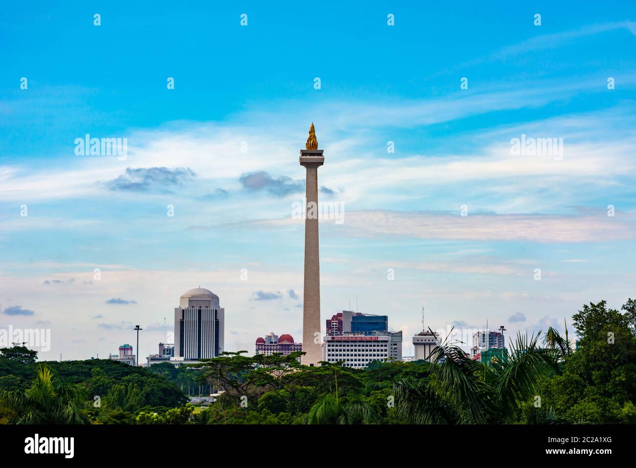 Jakarta, Indonesien - 19. Februar 2019: Froschansicht der Tugu Monas (Monumen Nasional) oder des Nationaldenkmals in Jakarta, Indonesien. Stockfoto