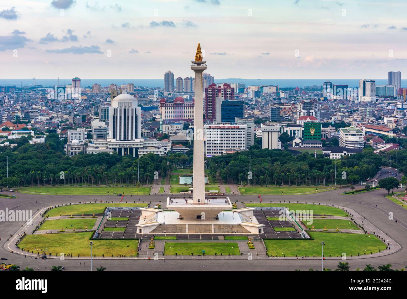 Jakarta, Indonesien - 19. Februar 2019: Luftaufnahme des Tugu Monas (Monumen Nasional) oder Nationaldenkmals. Die Bucht von Jakarta ist im hinteren Teil sichtbar Stockfoto