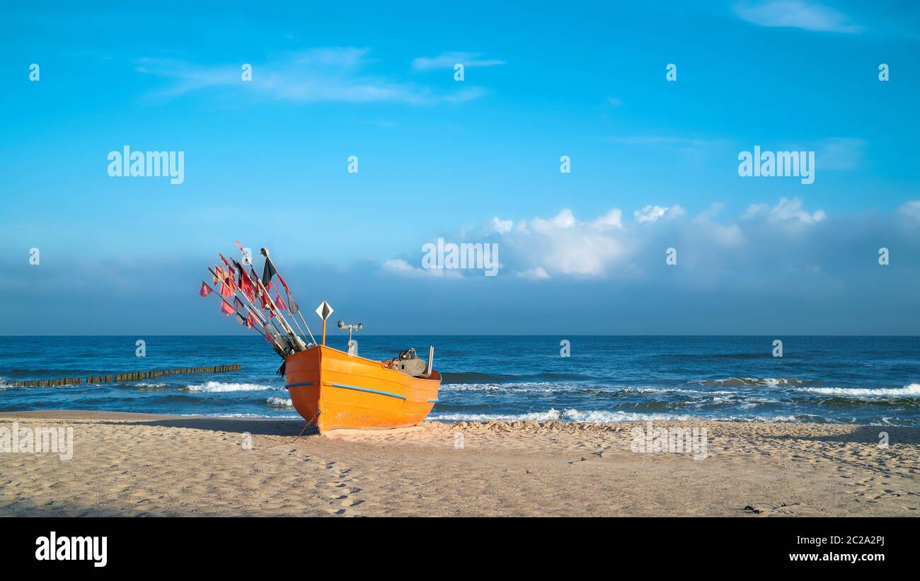 Fischerboot auf Ostsee Strand bei Rewal in Polen Stockfoto