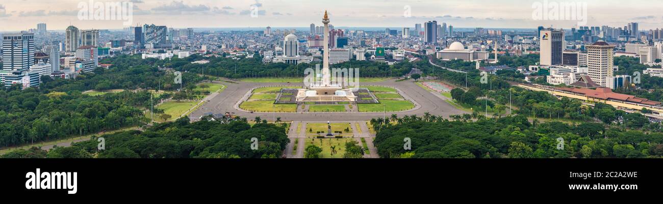 Jakarta, Indonesien - 19. Februar 2019: Luftaufnahme des Tugu Monas (Monumen Nasional) oder Nationaldenkmals. Die Bucht von Jakarta ist im hinteren Teil sichtbar Stockfoto