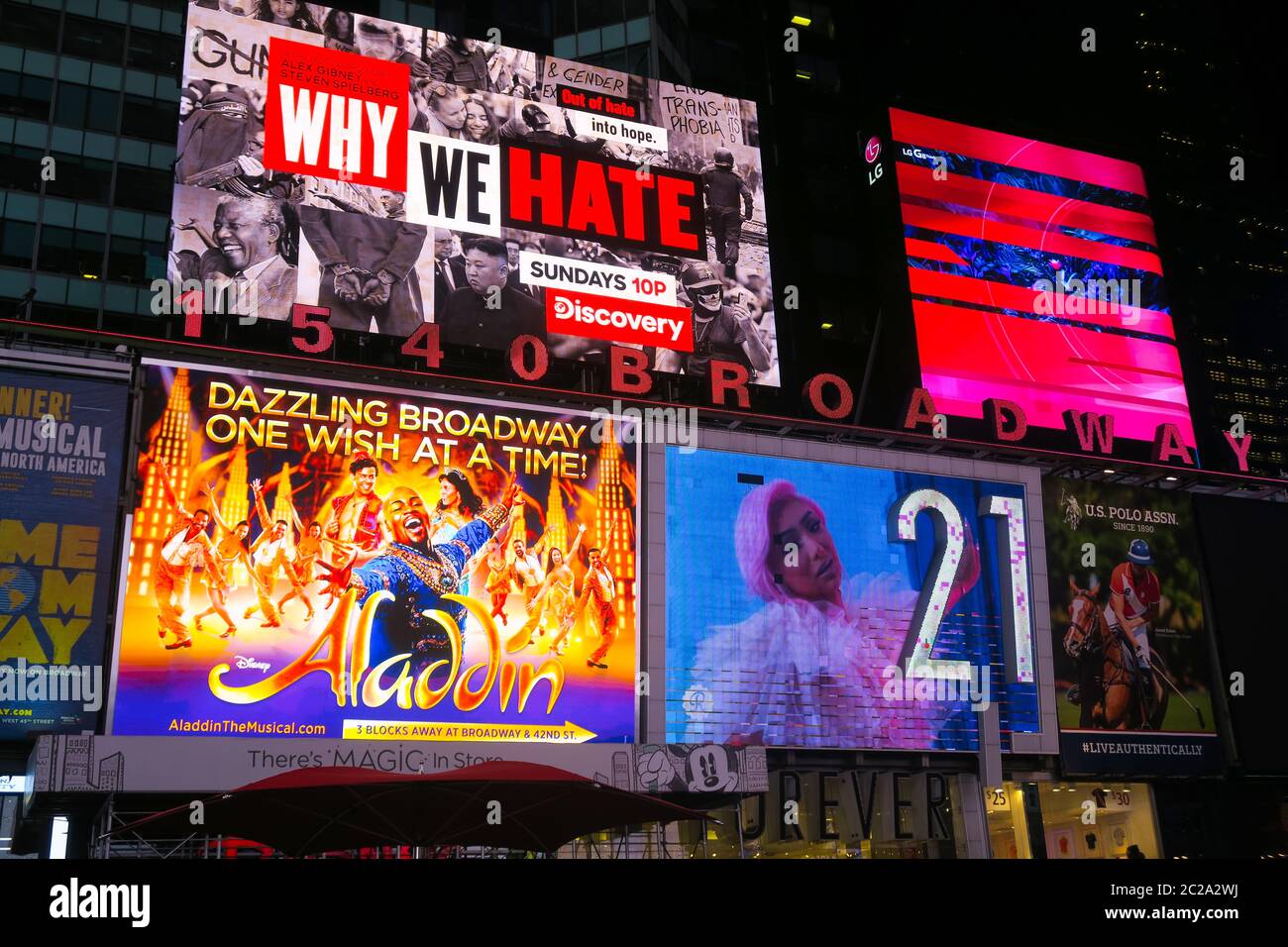 Großbildschirme am Times Square, New York. Stockfoto
