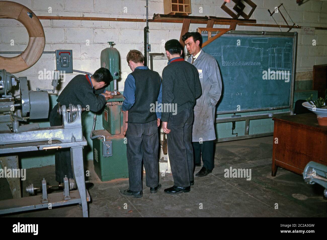 Rehabilitation von Häftlingen mit neuen Fähigkeiten im Rikers Island Gefängniskomplex, East River, New York, USA 1963. Die Gefangenen werden Holzbearbeitungsverfahren mit Praxis an einer Bandsäge gelehrt. Stockfoto