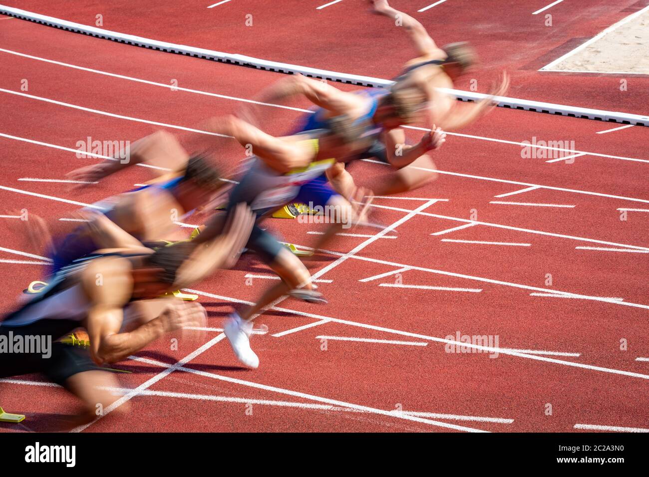 Verschwommener Start der sportlichen Läufer im Sprint Stockfoto