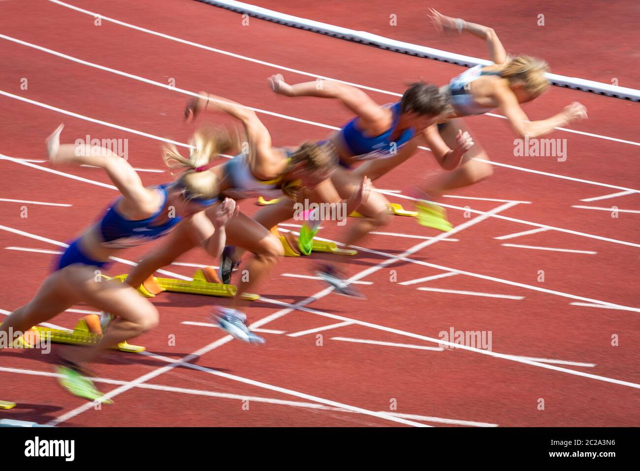 Verwischte Damen am Start im Sprint-Wettbewerb Stockfoto