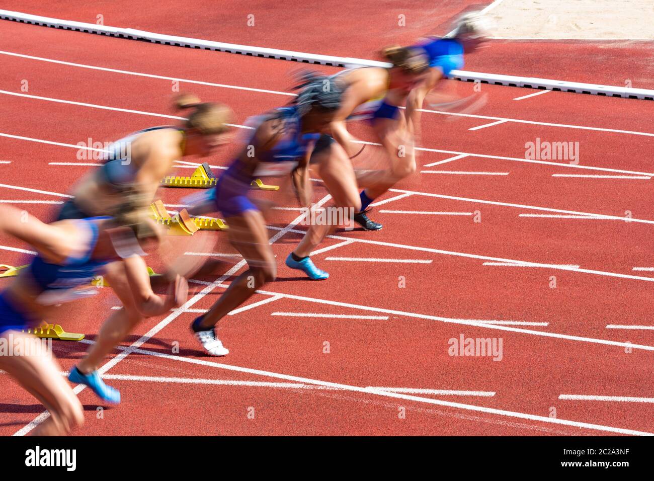 100 m Sprint der Damen im Stadion in verschwommener Form Stockfoto