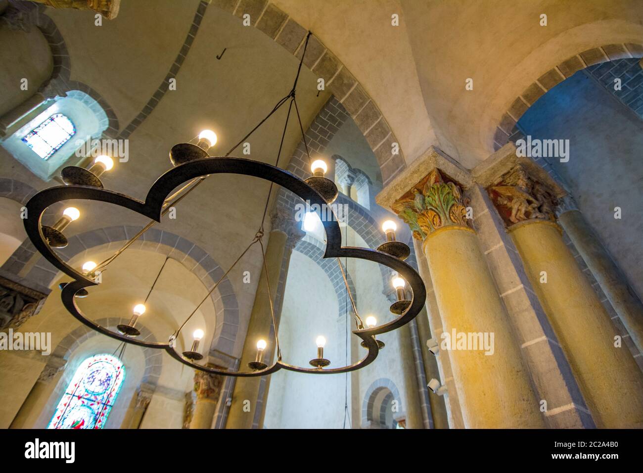 Innen der romanischen Kirche von Saint Nectaire, Auvergne-Rhone-Alpes, Frankreich Stockfoto