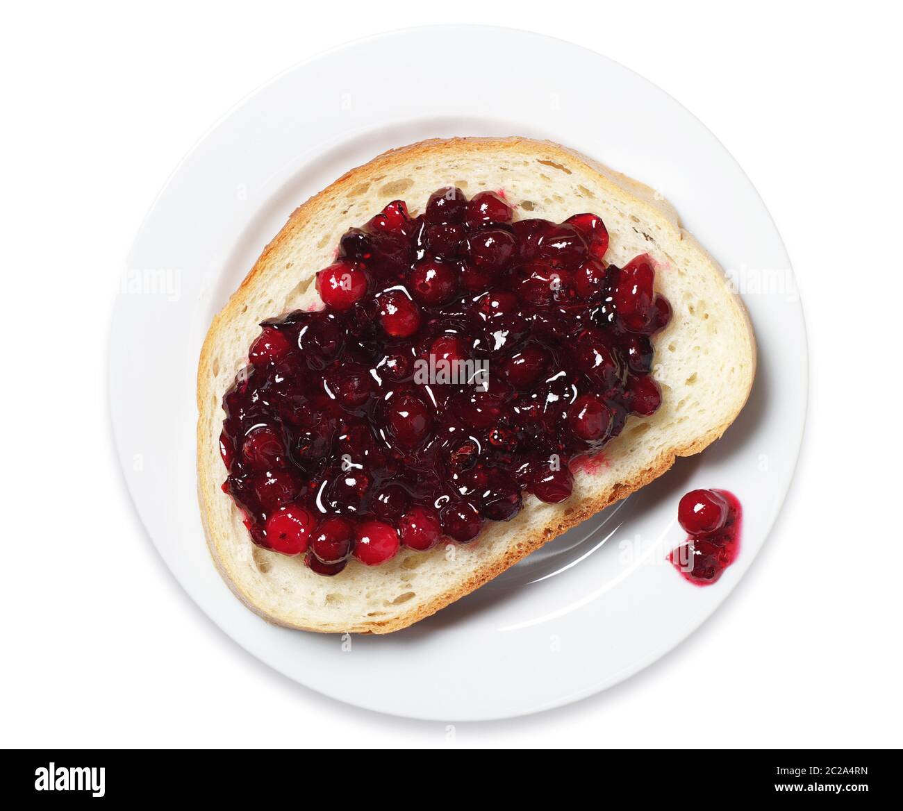 Scheibe Weißbrot mit Preiselbeermarmelade in Teller auf weißem Hintergrund Stockfoto