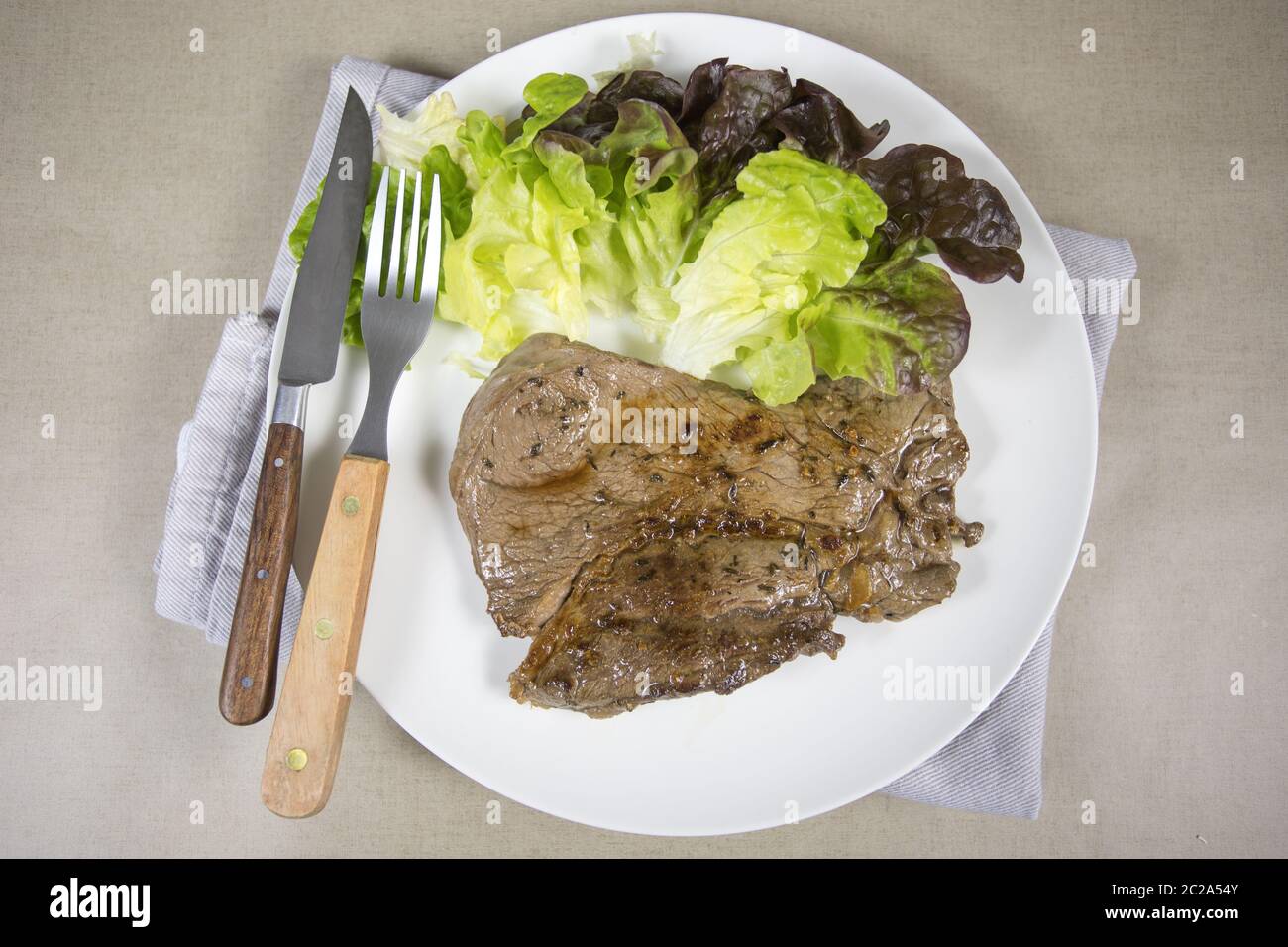 Gegrilltes Rindersteak und Salat Stockfoto