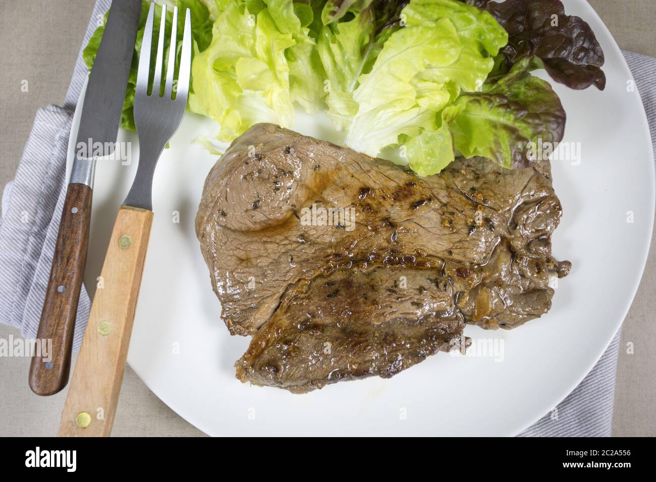 Gegrilltes Rindersteak und Salat Stockfoto