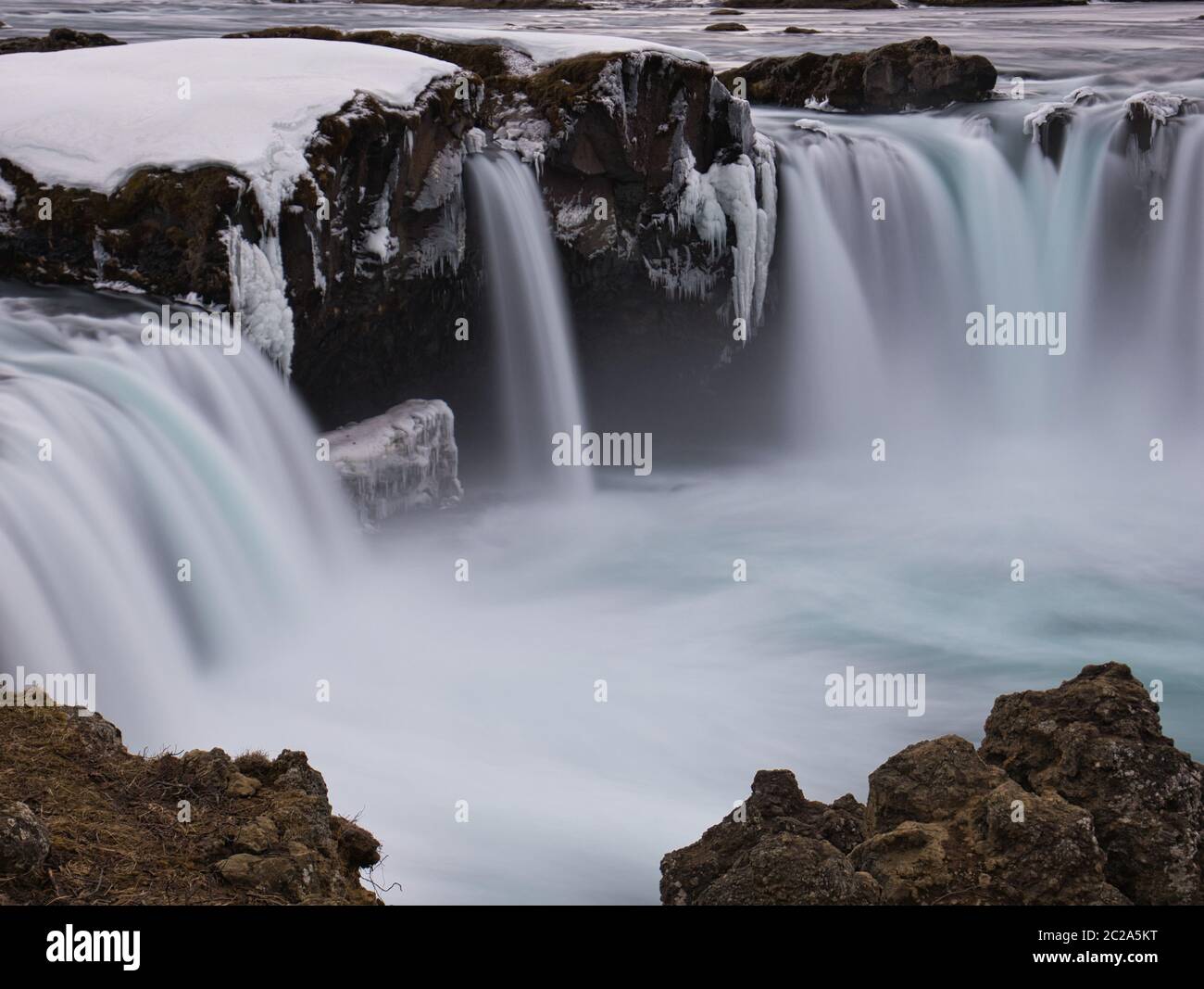 Der Wasserfall Godafoss Wasserfall in Island mit langen Belichtungszeiten im Winter Stockfoto