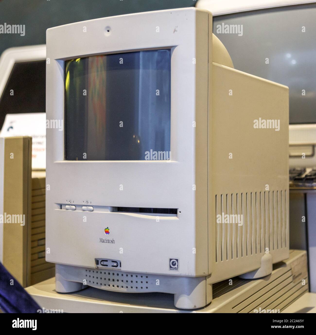 Istanbul, Türkei, März 2019: Apple Macintosh Classic Personal Computer Alter Originalcomputer mit Tastatur auf Display in einem Rahmen Stockfoto