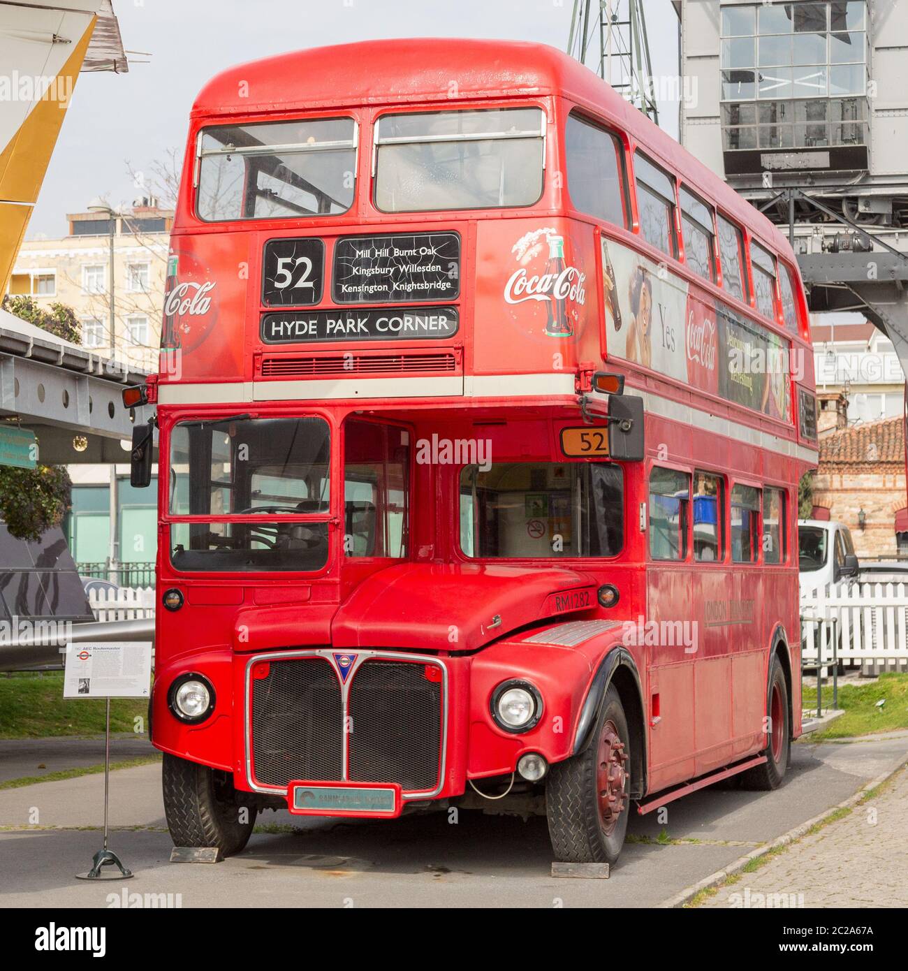 Istanbul, Türkei, 23. März 2019: Klassischer Doppeldeckerbus im Rahmi M. Koc Industrial Museum. Traditioneller roter Bus Routemaster ha Stockfoto