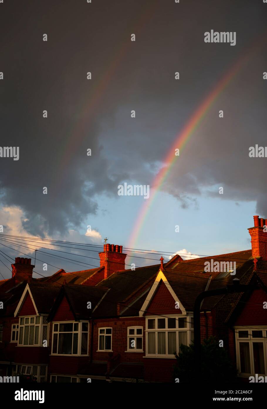 Double Rainbow Über Den Dächern Stockfoto