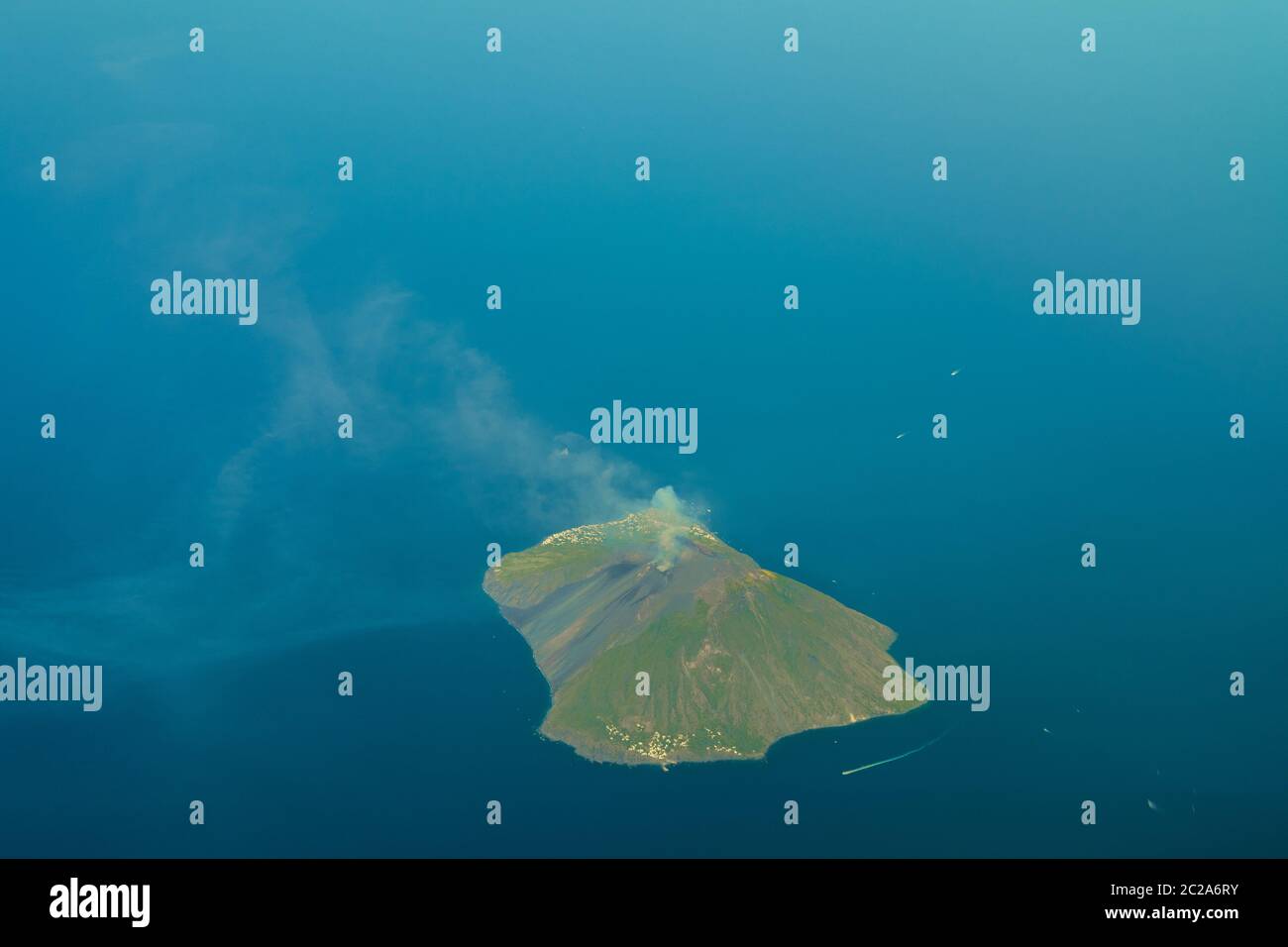 Vulkan Stromboli auf der Insel Stromboli in Italien - Luftaufnahme Stockfoto