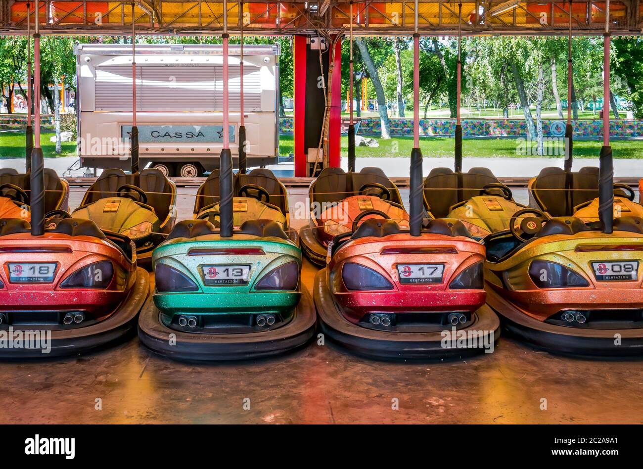 Bukarest / Rumänien - 06.03.2020: Farbige elektrische Stoßfänger Autos oder dodgem Autos im Kinder-World-Park geparkt.. Stockfoto