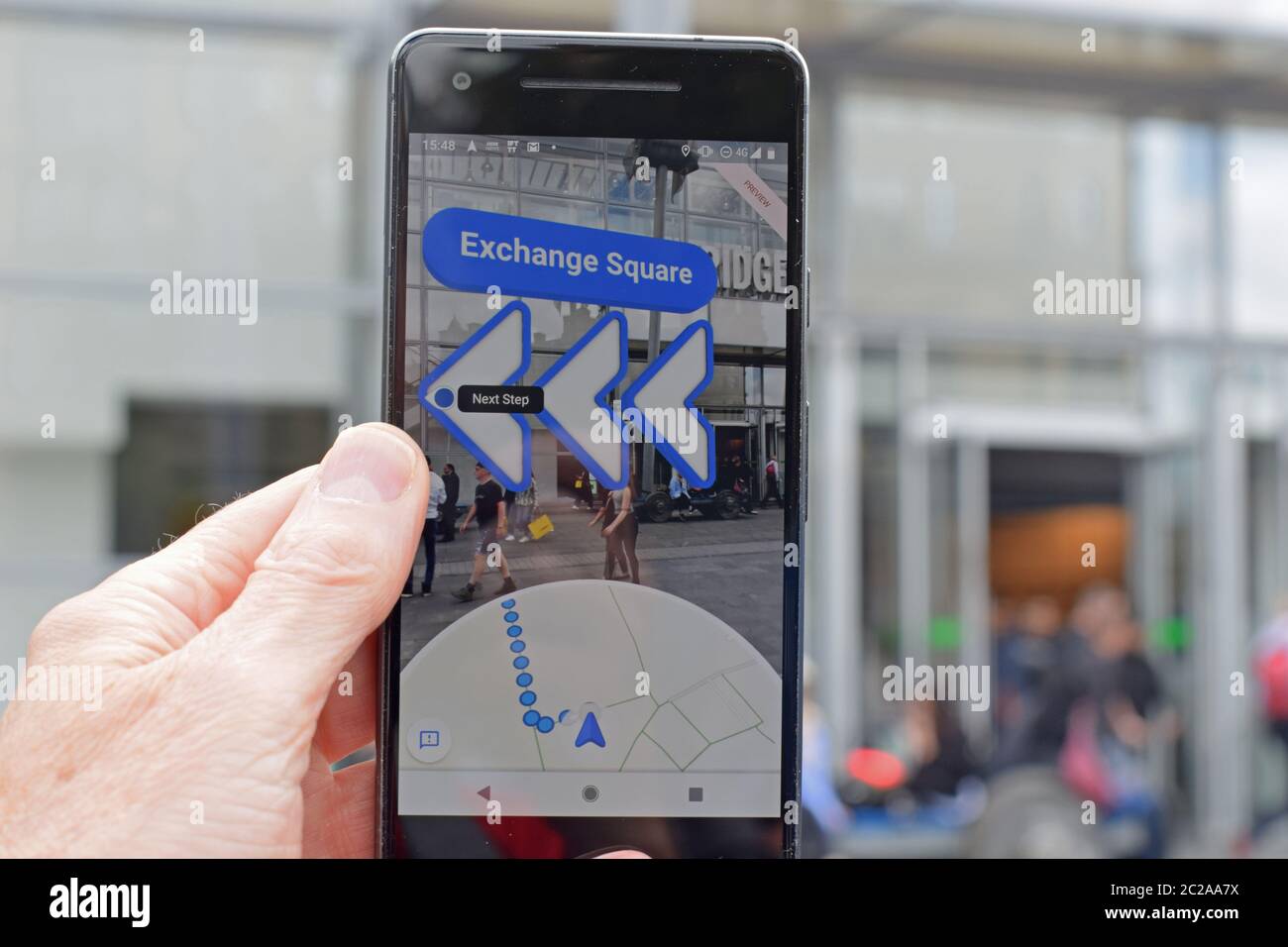 Google Maps AI auf Pixel 2 in Richtungen Modus. App zeigt Geschäfte und Pfeile mit Fahrtrichtung an. Der nächste Schritt ist in Richtung Exchange Square. Stockfoto