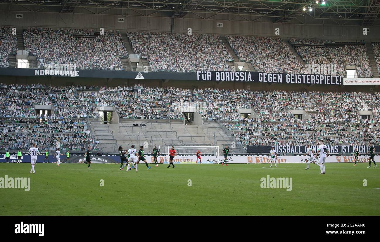 firo 1.Bundesliga: 16.06.2020 Fußball: 1.Bundesliga: Saison 19/20: 32. Spieltag: VfL Borussia MV? Nchengladbach, Borussia Monchengladbach, Gladbach - VfL Wolfsburg 18,000 Kartondisplays mit Fanfotos optisch liefern beiden Borussia fvºr Geisterspielern ein gutes Bild, Poster: geisterspiele Fuvuball ohne Fans ist nichts, symbolisches Bild der Corona Geisterspiele, Foto: Jvºrgen Fromme/firoportphoto/POOL Verwendung weltweit Stockfoto