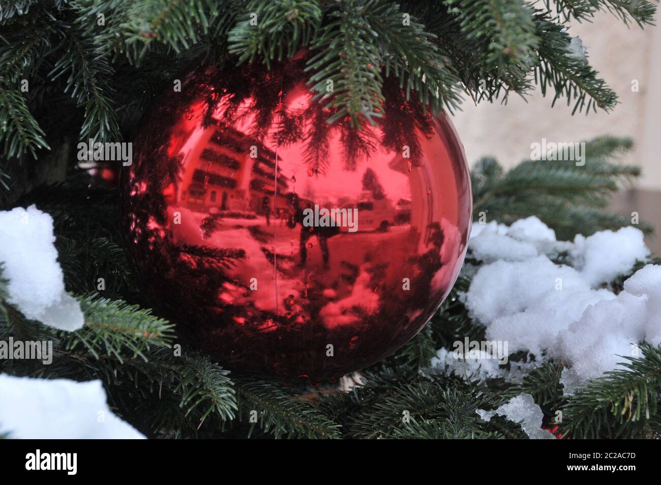 Refelction auf einem weihnachtsbaumball Stockfoto