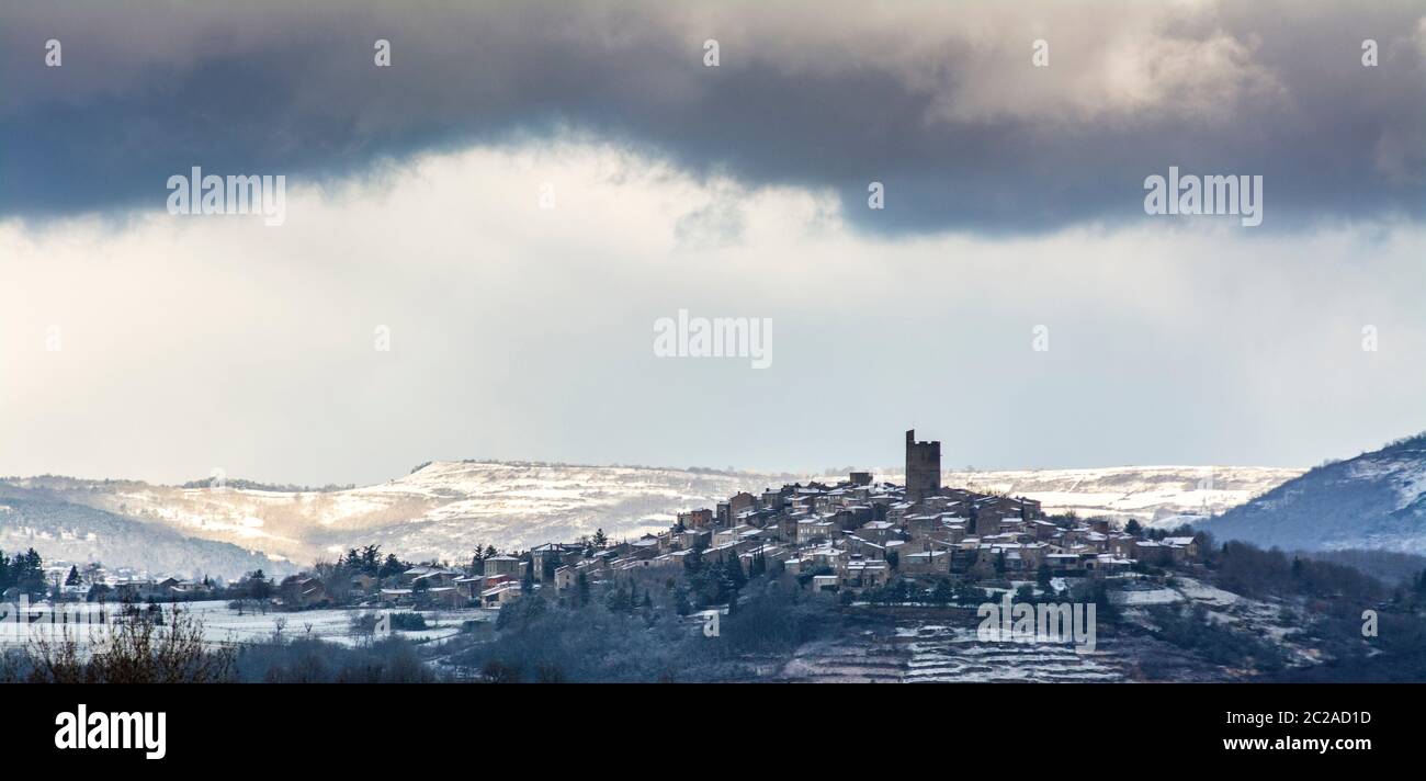 Montpeyroux Dorf und Blick auf das Sancy Massif im Winter, Puy de Dome, Auvergne, Frankreich, Europa Stockfoto