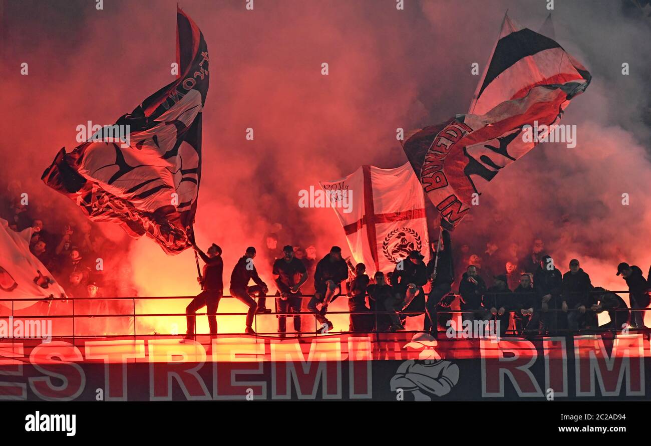 Fußballfans winken Flaggen und Rotlichtrauchbomben, während des italienischen Fußballmatches Serie A AC Mailand gegen Inter Mailand, im san siro Stadion, in Mailand. Stockfoto