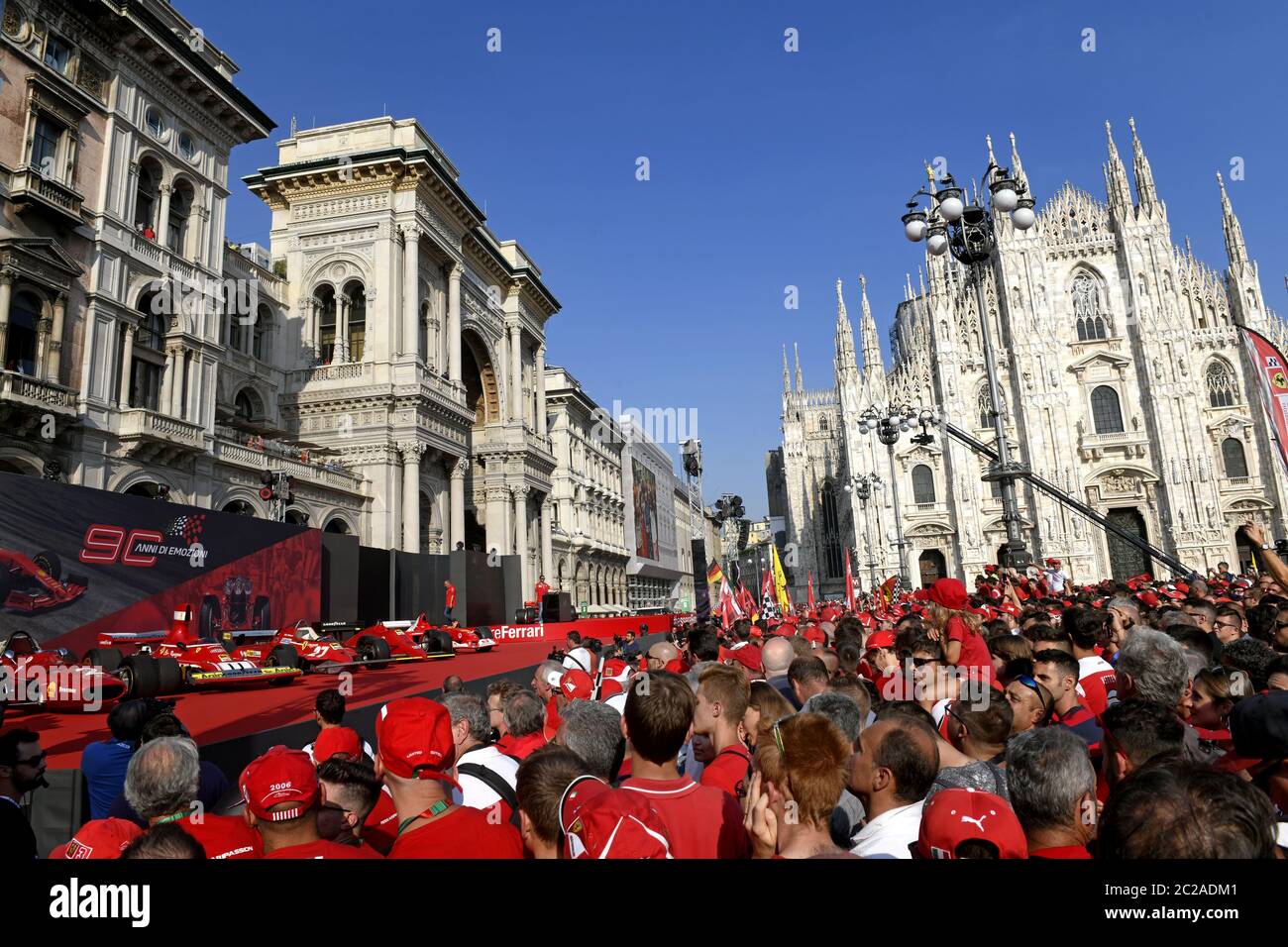 Ferrari-Fans versammeln sich auf dem Duomo Platz, um den 90. Jahrestag des Ferrari zu feiern , in Mailand. Stockfoto