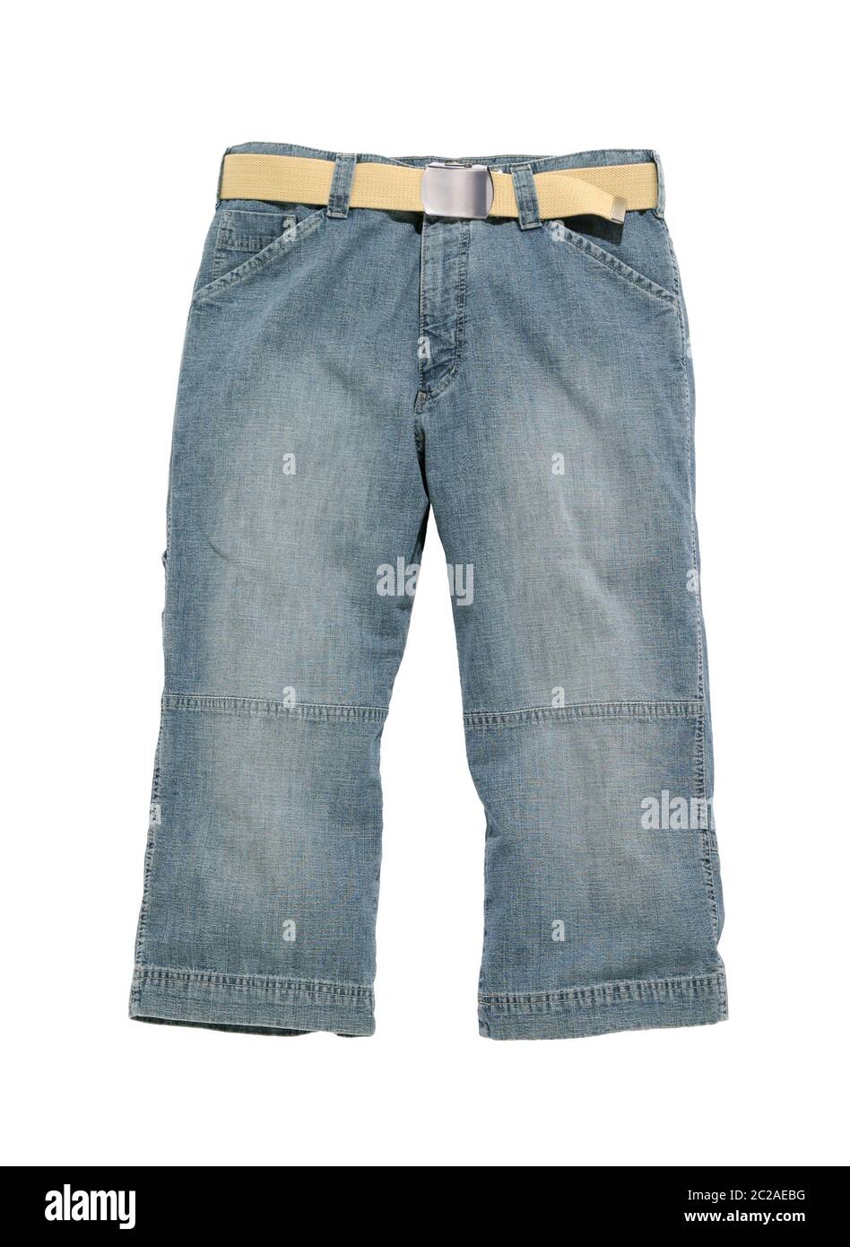 Blaue Jeans im kurzen bermuda-Stil auf Weiß isoliert Stockfoto