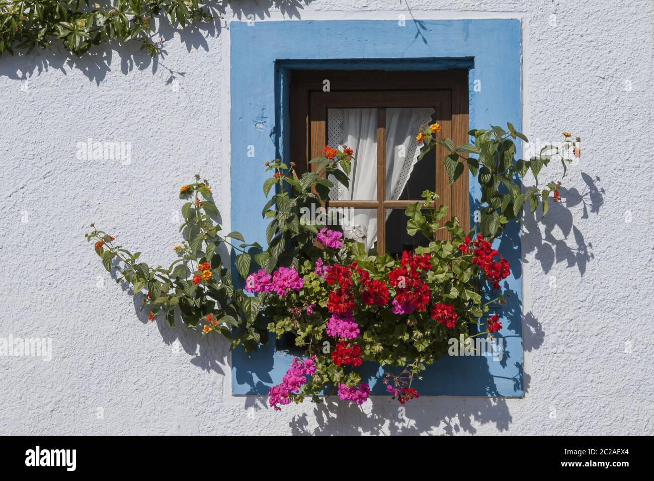 Kleines Fenster mit Blumendekoration Stockfoto Kleines Fenster mit Blumendekoration Stockfoto