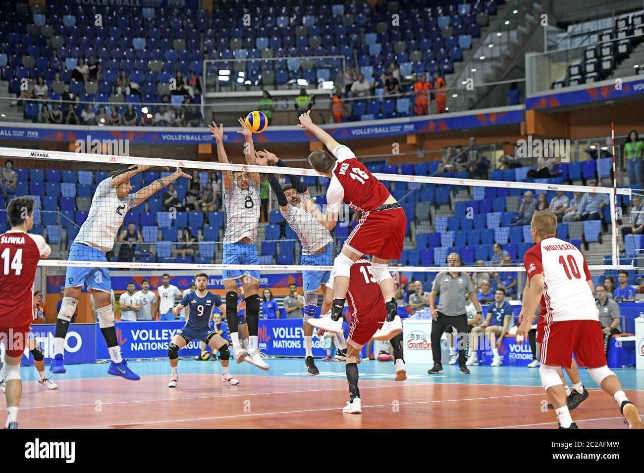 Hallenvolleyballspieler in Aktion, während des internationalen Spiels der Volleyball Nations League, Polen gegen Argentinien, in Mailand. Stockfoto