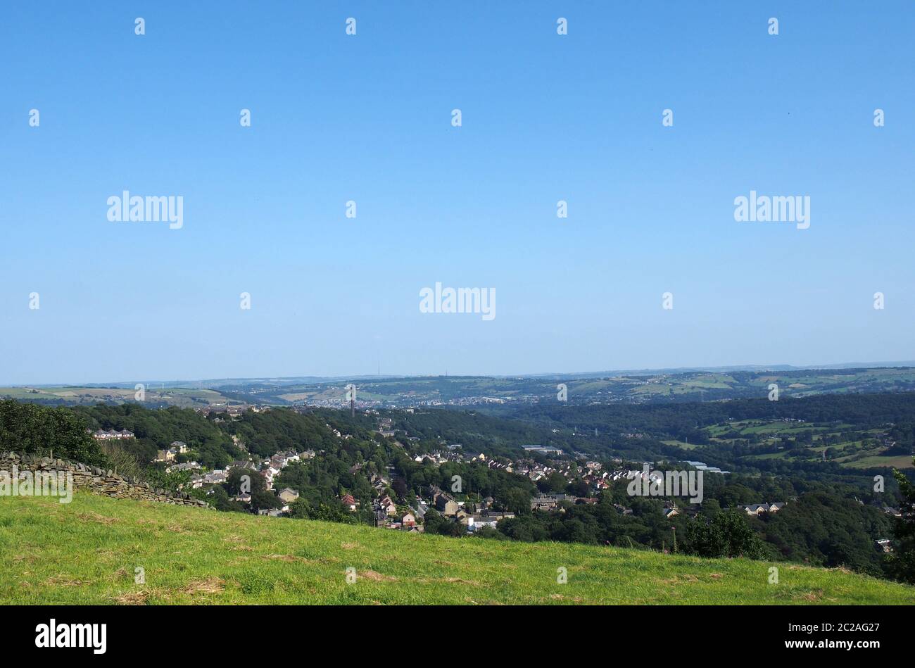 Ein Panoramablick auf halifax von oben umgeben von Feldern und pennine Hügeln und einem blauen Sommerhimmel Stockfoto
