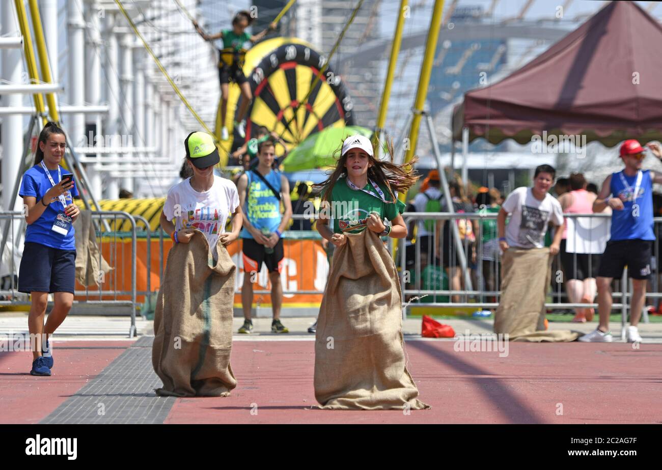 Kinder Sack Rennen, während eines Jugend Sommercamp, in Mailand. Stockfoto