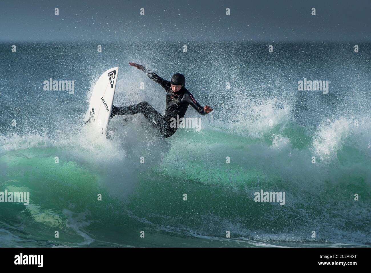 Surfer im Surfaction-Bereich bei Fistral in Newquay in Cornwall. Stockfoto