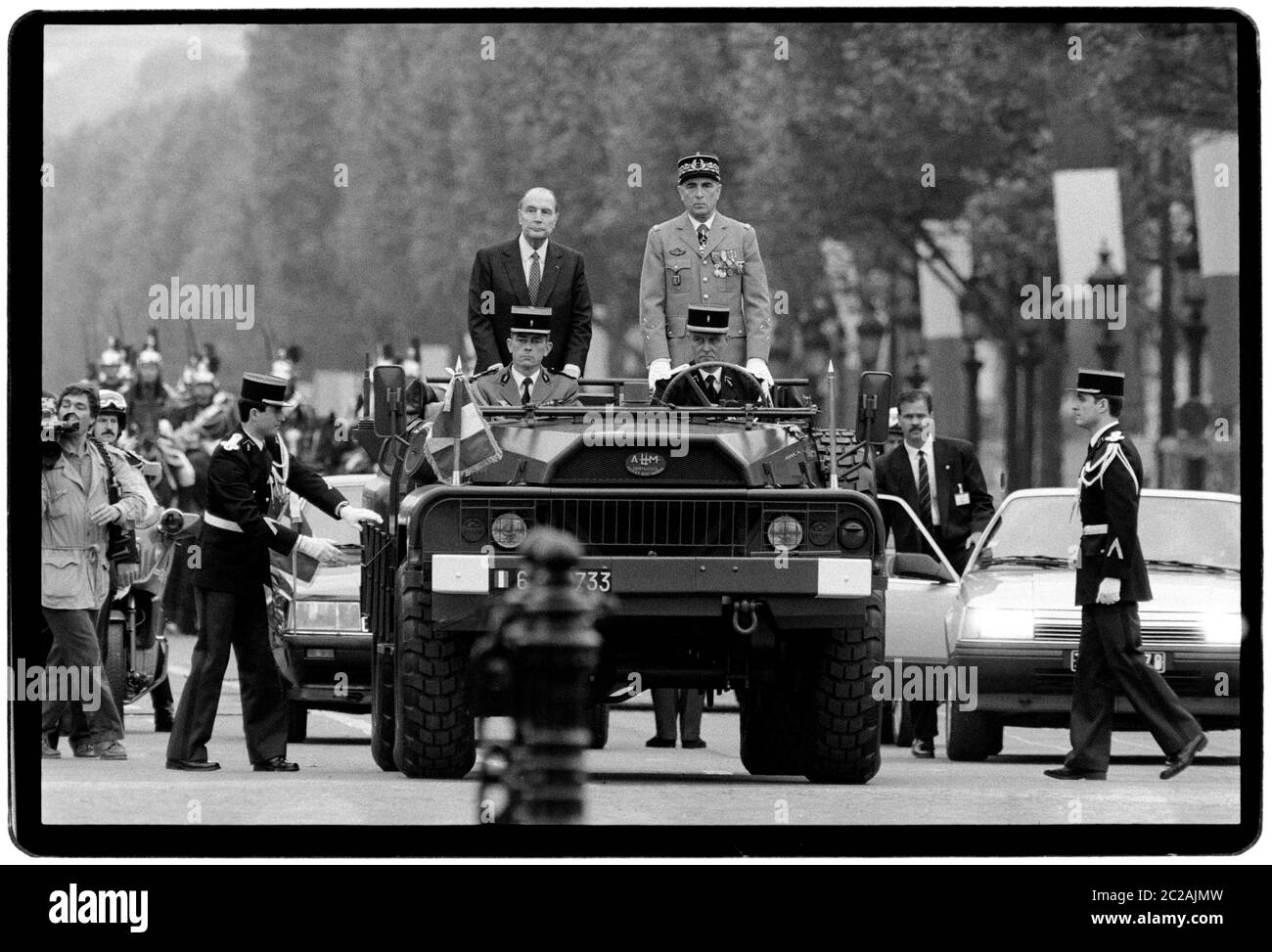 Der französische Präsident Francois Mitterrand und der Pariser Bürgermeister Jaques Chirac bei den Feierlichkeiten zum Tag der Bastille 1988 während der Präsidentschafts- und Nationalversammlung 1988. Der Nationalfeiertag Frankreichs ist der in den englischsprachigen Ländern gebräuchliche Name, der jedes Jahr am 14. Juli gefeiert wird. Im Französischen wird es formal Fête nationale 'National Celebration' und allgemein und legal le 14 Juillet; 'der 14. Juli' genannt. Der französische Nationalfeiertag ist der Jahrestag des Sturms der Bastille am 14. Juli 1789, einem Wendepunkt der Französischen Revolution, sowie der Fête Stockfoto