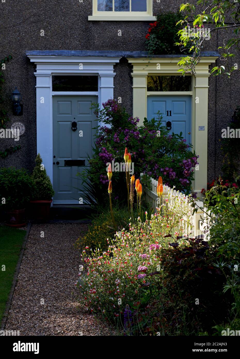 Vorgarten von Häusern im Dorf Welton, East Yorkshire, England Großbritannien Stockfoto