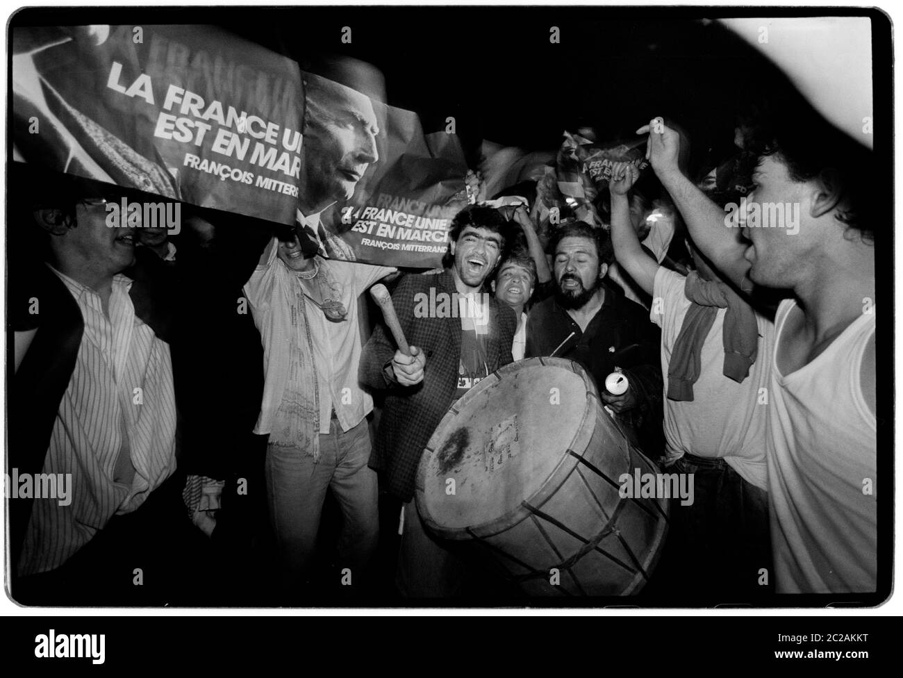 Francois Mitterrand Supporters feiern seinen ersten Sieg in der Runde auf dem Place de la Republic, Paris 1988 Stockfoto