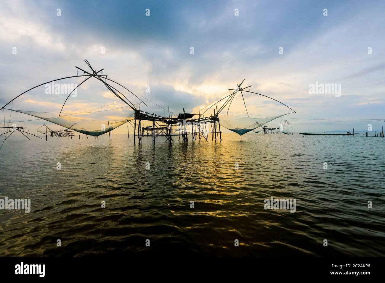 Ländliche Lebensweise am Pakpra Kanal während Sonnenaufgang in Thailand Stockfoto