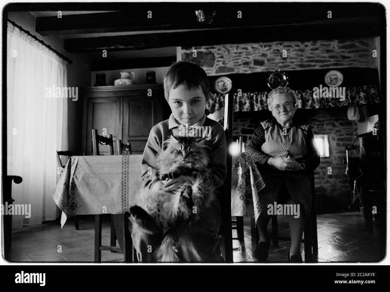 Farmers Sohn Katze und Mutter, Correze, Frankreich 1988 Stockfoto