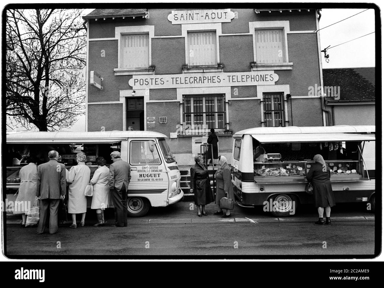 Saint-Aout Markttag. Saint-Août ist eine Gemeinde im Département Indre in Zentralfrankreich. 1988 Markthändler und Kunden in dieser ländlichen Marktstadt. Stockfoto