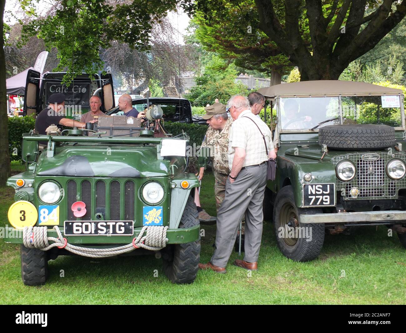 Männer, die im öffentlichen Park an der hebdenbrücke um alte Militärfahrzeuge reden, jährliches Vintage-Wochenende Stockfoto