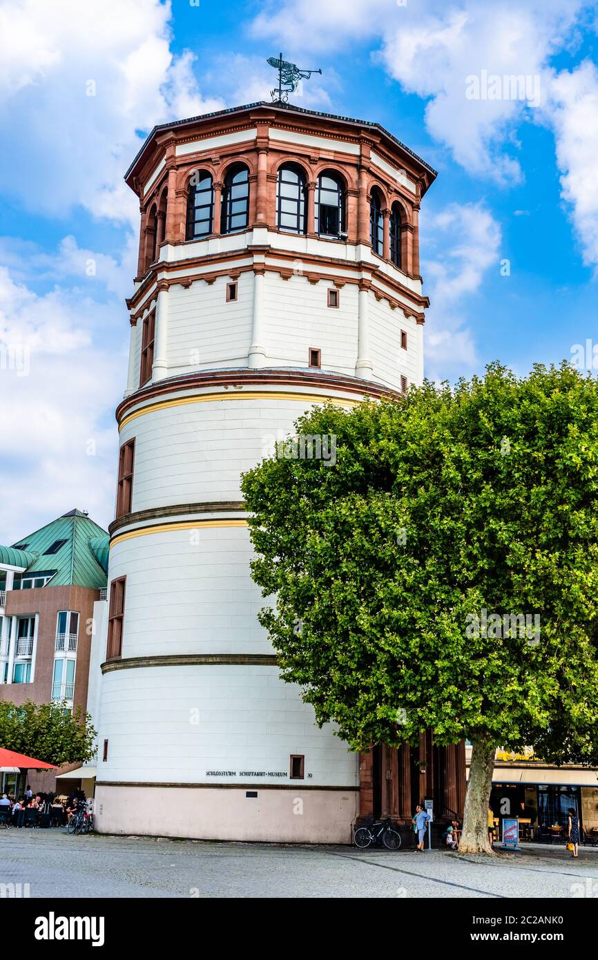 Düsseldorf, Nordrhein-Westfalen, Deutschland - August 2019: Schlosssturm, der einzige Überrest des Düsseldorfer Schlosses am Burgplatz, alt Stockfoto